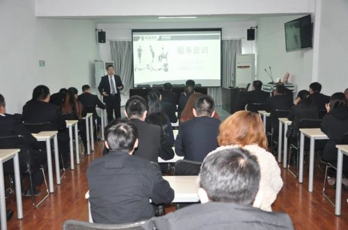 注重服務禮儀 著力提升企業(yè)軟實力——華遠衛(wèi)士舉行服務禮儀知識培訓